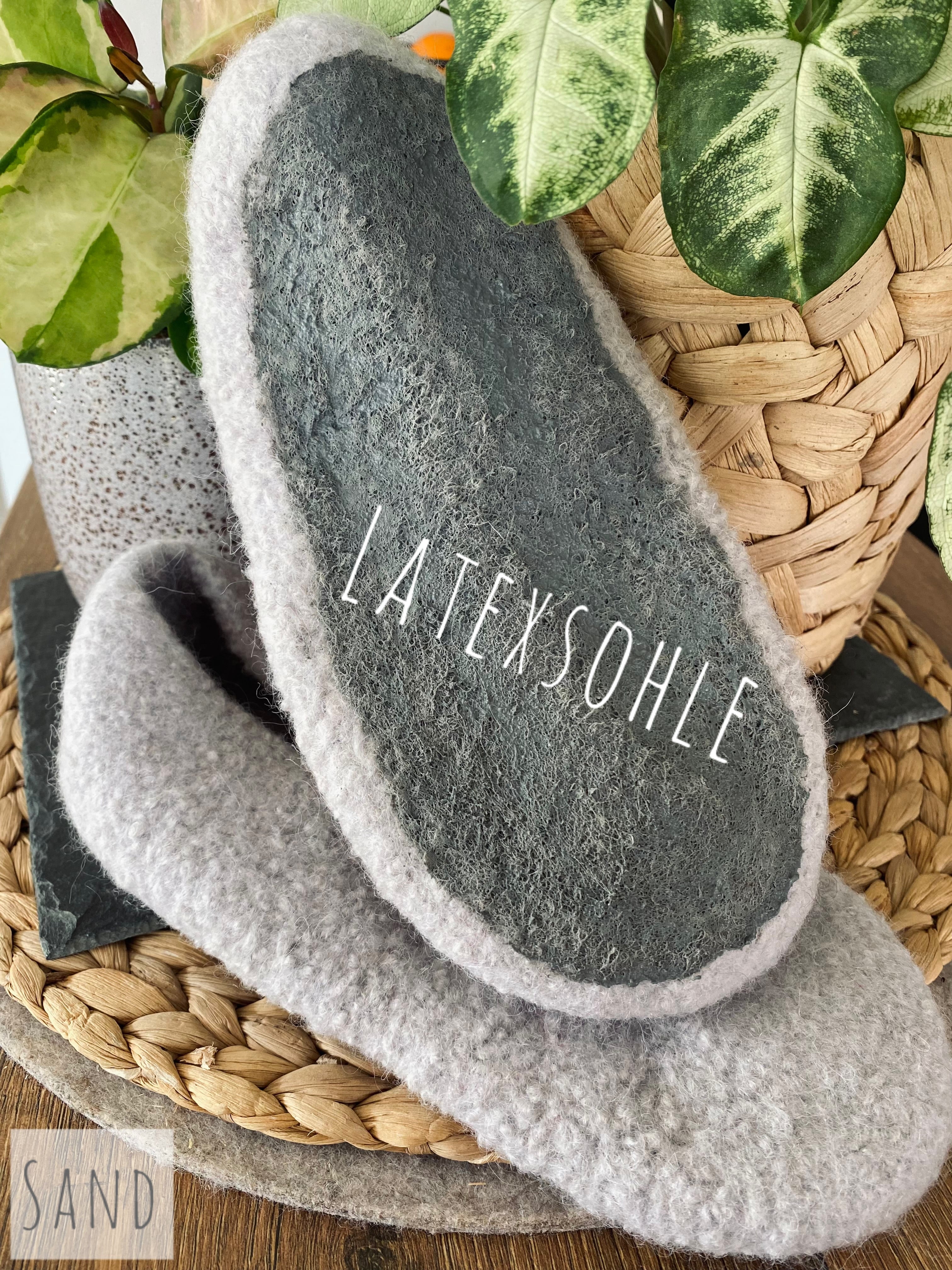 Filzschuhe ohne Sohle aus reinster Schurwolle handgefertigt von Anja - Hausschuhe, Gästeschuhe für warme Füße - Personalisiertes Geschenk
