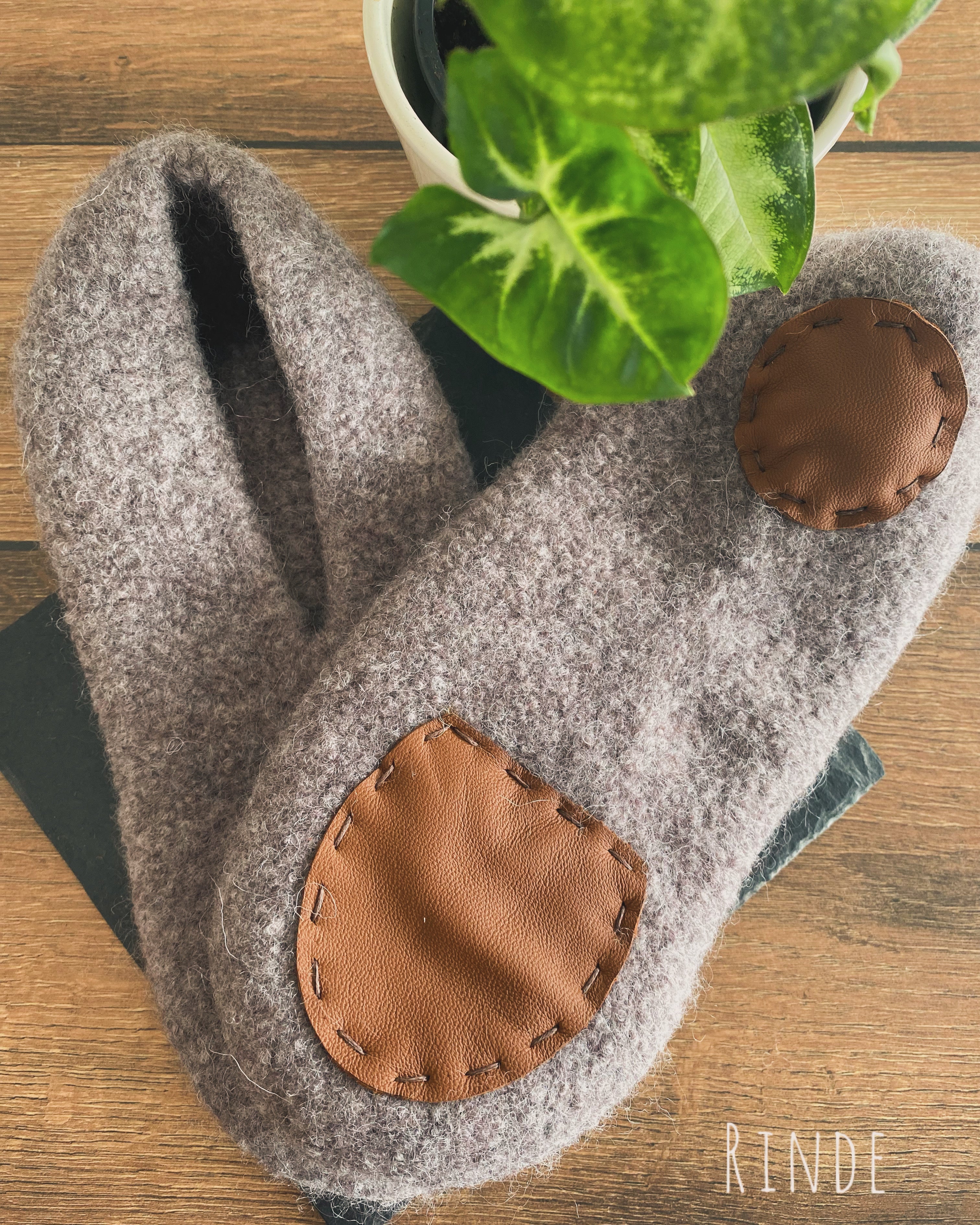 Filzschuhe ohne Sohle aus reinster Schurwolle handgefertigt von Anja - Hausschuhe, Gästeschuhe für warme Füße - Personalisiertes Geschenk