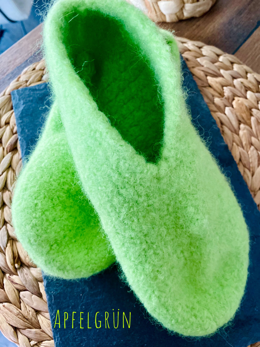 Filzschuhe mit Sohle aus reinster Schurwolle handgefertigt von Anja - Hausschuhe, Gästeschuhe für warme Füße - Personalisiertes Geschenk (Kopie)