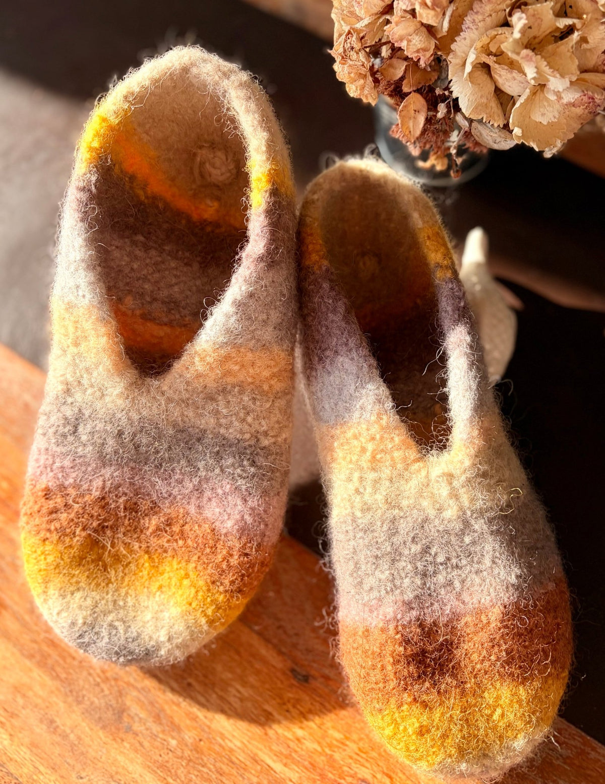Filzschuhe „Herbstblumen“ mit Sohle - handgefertigtes Unikat von Anja - Mein Schusterhof