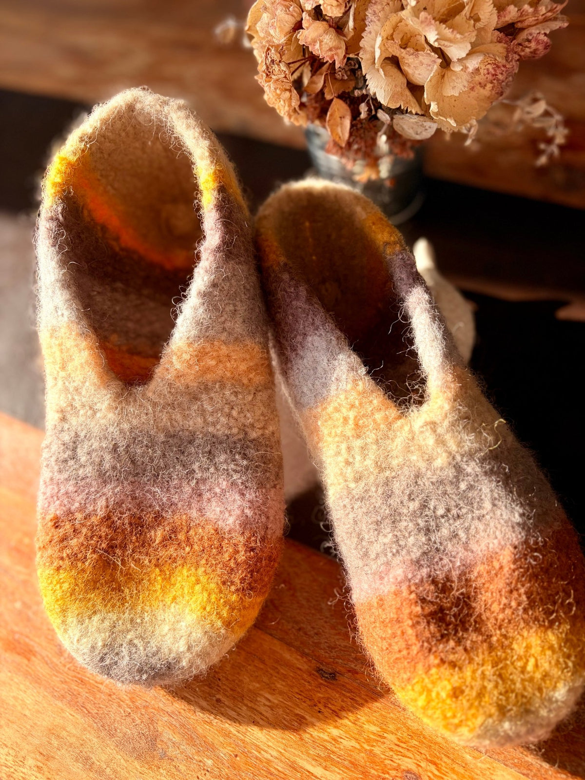 Filzschuhe „Herbstblumen“ mit Sohle - handgefertigtes Unikat von Anja - Mein Schusterhof