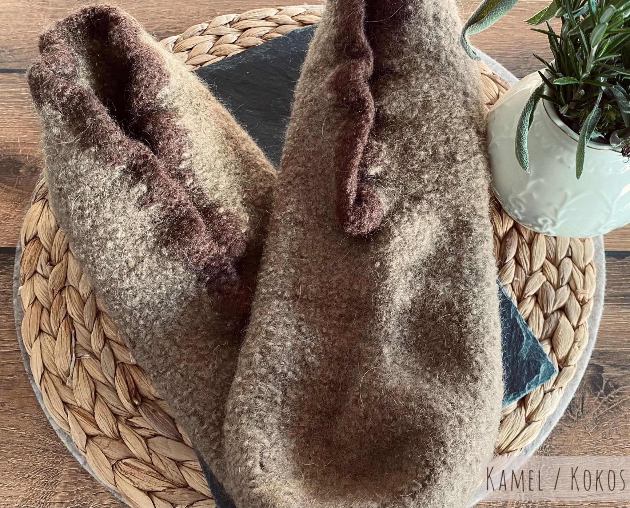 Filzschuhe mit erhöhtem Schaft in zwei individuellen Farben gestaltbar - handgefertigt von Anja - Mein Schusterhof