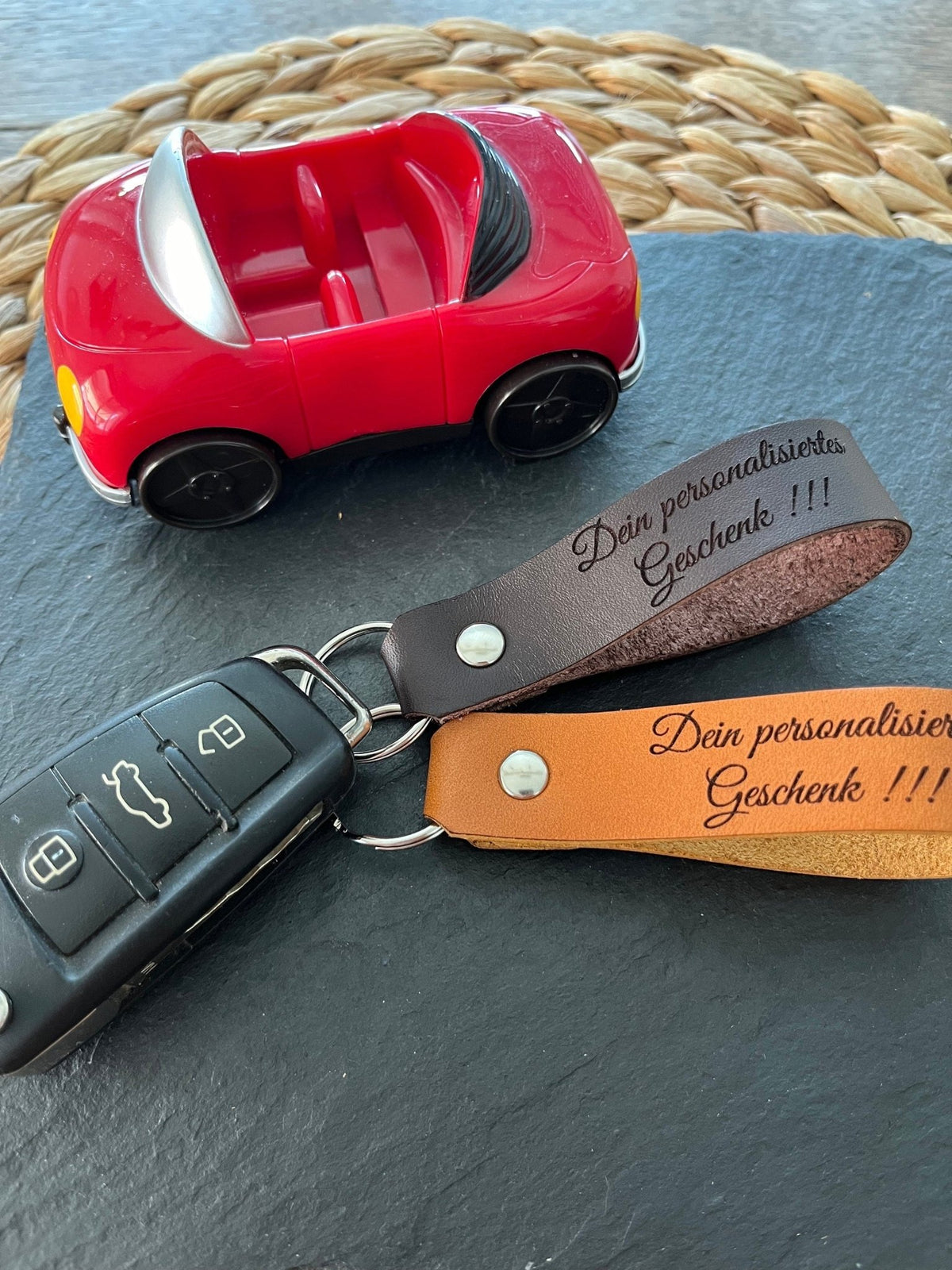 Handgefertigt aus Bayern - Schlüsselanhänger inkl. Gravur aus Sattlerleder mit deinem Bild und Text / personalisiertes Geschenk Schutzengel - Mein Schusterhof