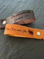 Handgefertigt aus Bayern - Schlüsselanhänger inkl. Gravur aus Sattlerleder mit deinem Bild und Text / personalisiertes Geschenk Schutzengel - Mein Schusterhof