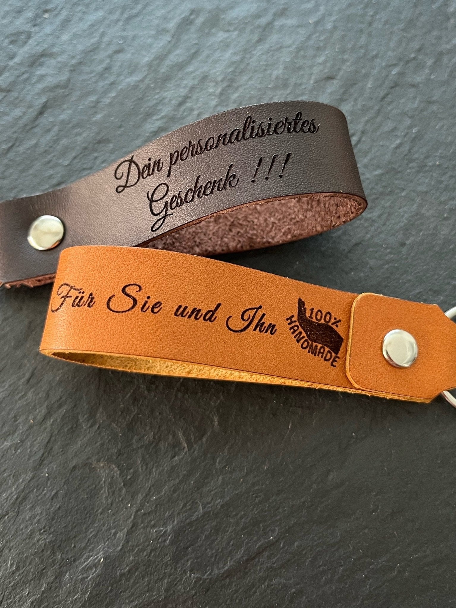 Handgefertigt aus Bayern - Schlüsselanhänger inkl. Gravur aus Sattlerleder mit deinem Bild und Text / personalisiertes Geschenk Schutzengel - Mein Schusterhof