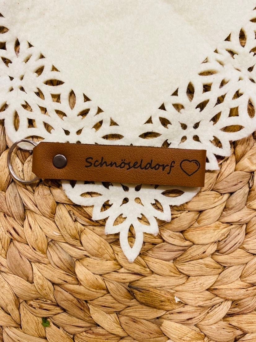 Handgefertigt aus Bayern - Schlüsselanhänger inkl. Gravur aus Sattlerleder mit deinem Bild und Text / personalisiertes Geschenk Schutzengel - Mein Schusterhof