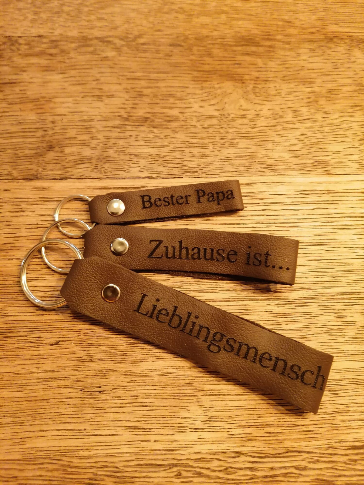 Handgefertigt aus Bayern - Schlüsselanhänger inkl. Gravur aus Sattlerleder mit deinem Bild und Text / personalisiertes Geschenk Schutzengel - Mein Schusterhof