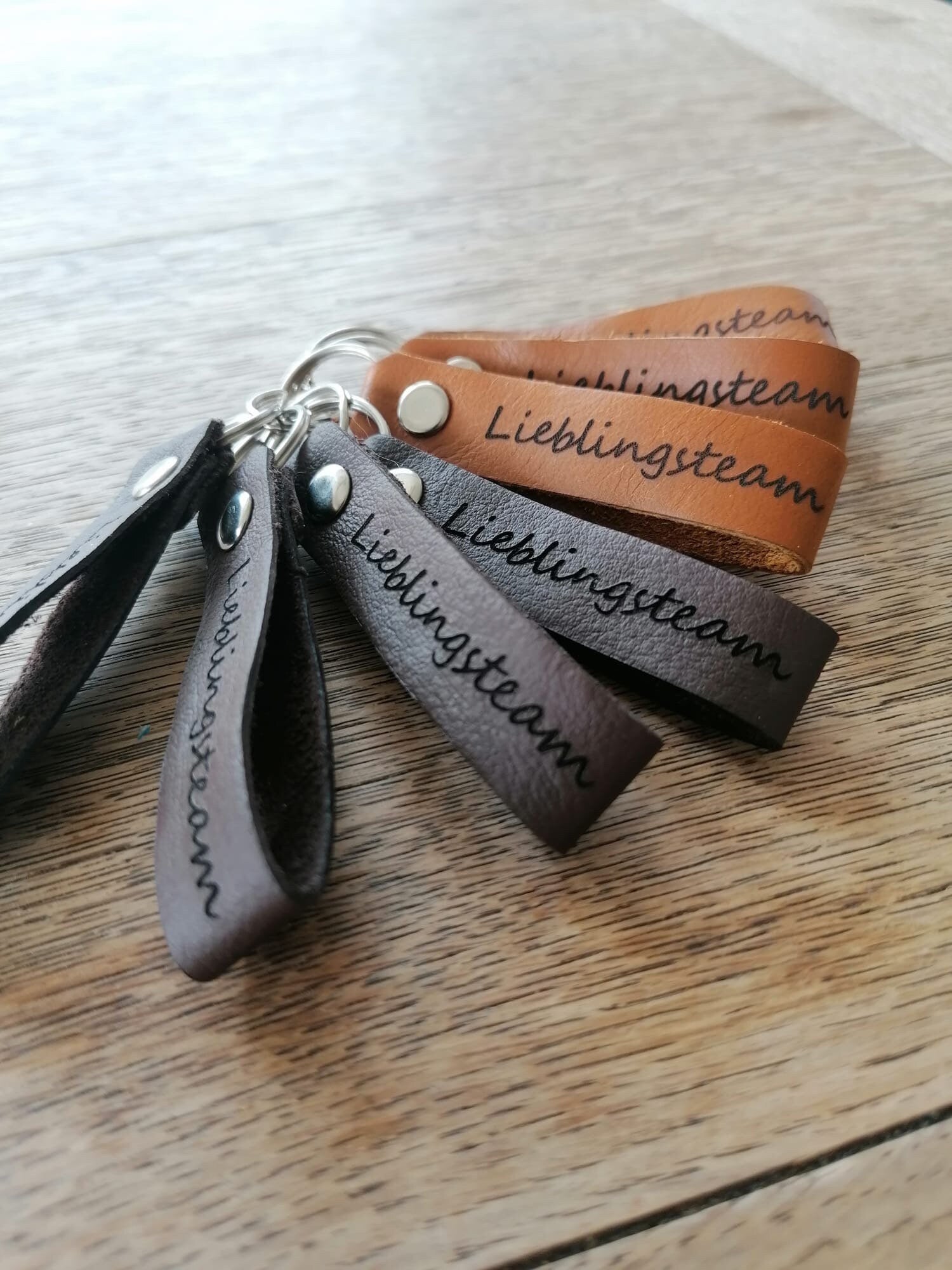 Handgefertigt aus Bayern - Schlüsselanhänger inkl. Gravur aus Sattlerleder mit deinem Bild und Text / personalisiertes Geschenk Schutzengel - Mein Schusterhof