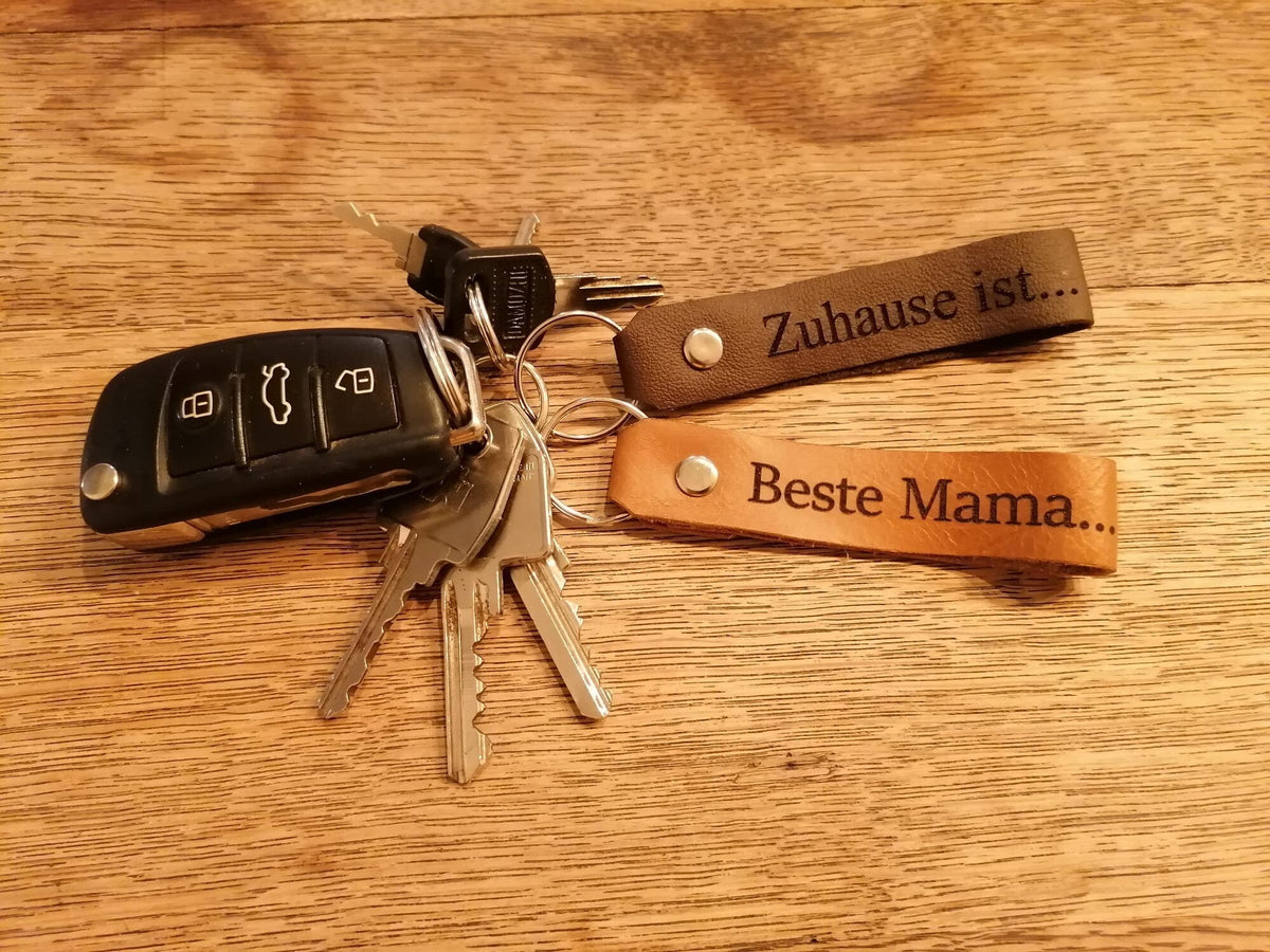 Handgefertigt aus Bayern - Schlüsselanhänger inkl. Gravur aus Sattlerleder mit deinem Bild und Text / personalisiertes Geschenk Schutzengel - Mein Schusterhof