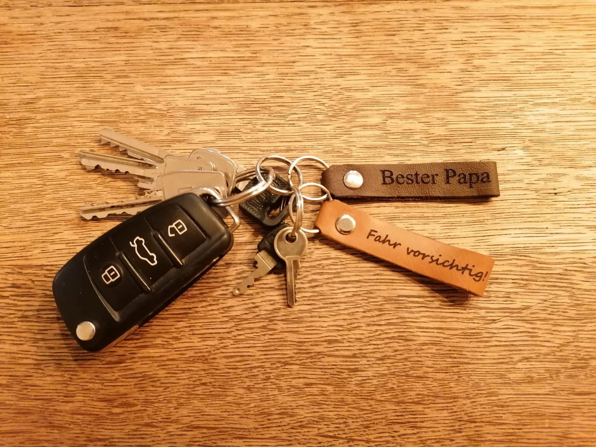 Handgefertigt aus Bayern - Schlüsselanhänger inkl. Gravur aus Sattlerleder mit deinem Bild und Text / personalisiertes Geschenk Schutzengel - Mein Schusterhof