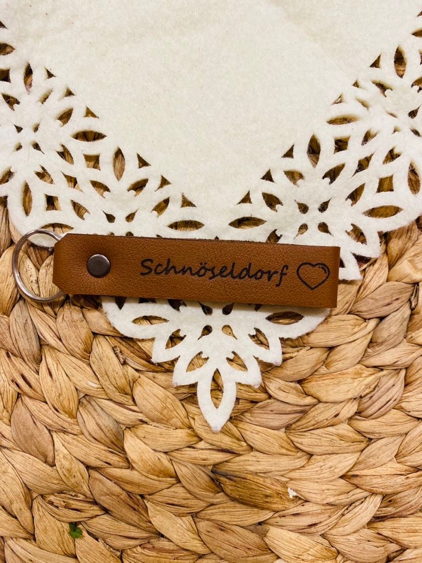 Handgefertigt aus Bayern - Schlüsselanhänger inkl. Gravur aus Sattlerleder mit deinem Bild und Text / personalisiertes Geschenk Schutzengel