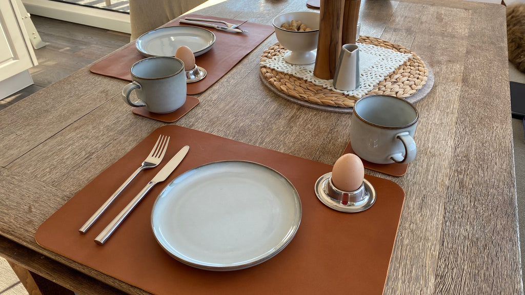 Schlicht & Elegant - robustes Tischset - echtes Sattlerleder - Stilvolles Geschenk für Küche + Esszimmer - 100% Rindsleder - Handgemacht