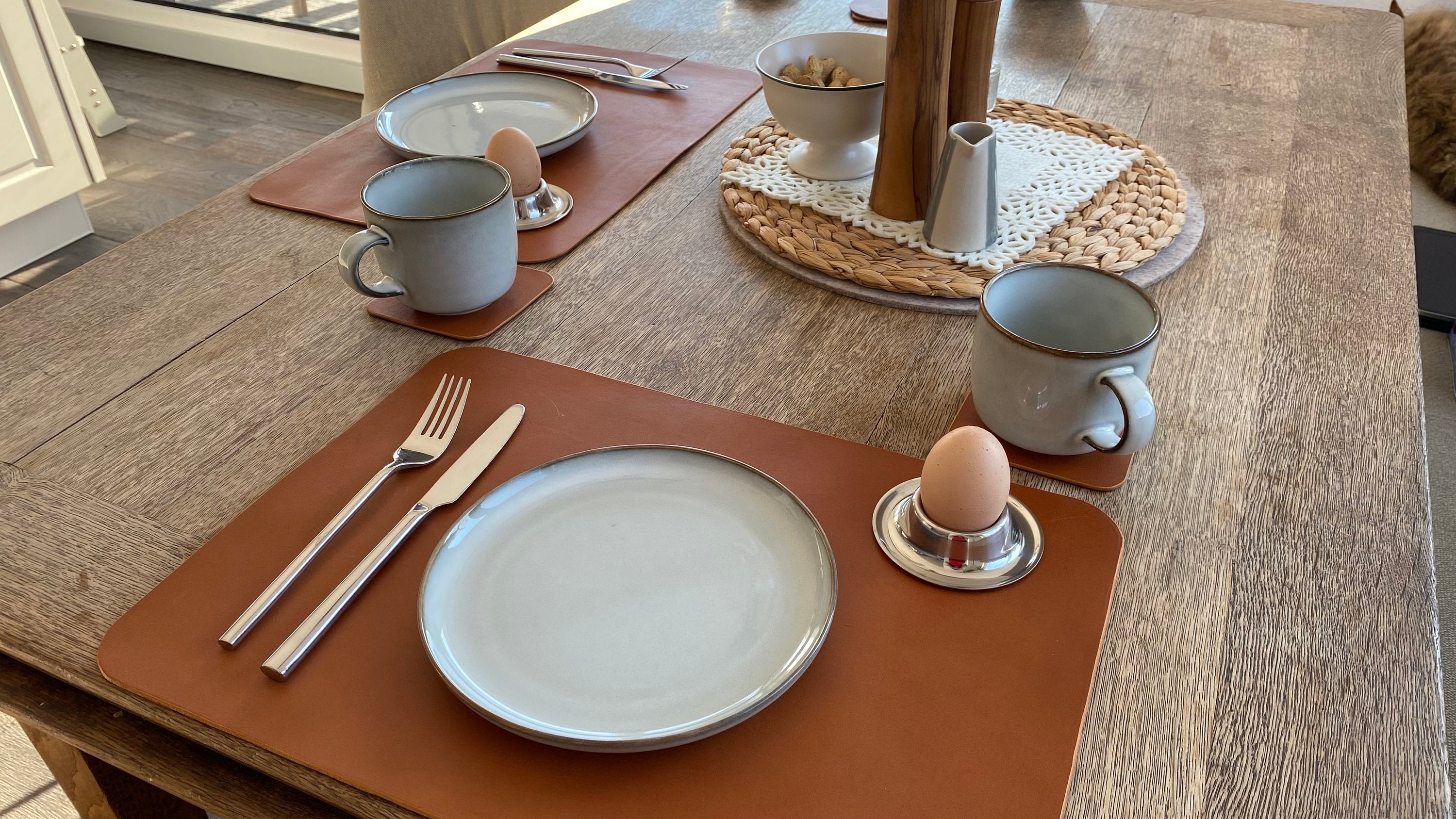 Schlicht & Elegant - robustes Tischset - echtes Sattlerleder - Stilvolles Geschenk für Küche + Esszimmer - 100% Rindsleder - Handgemacht