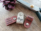 Leder Anhänger mit deinem Bild oder Text / Echtleder Etiketten für Handarbeiten / Wiederverwendbar / Handmade DIY Projekte Geschenkidee Oma - Mein Schusterhof