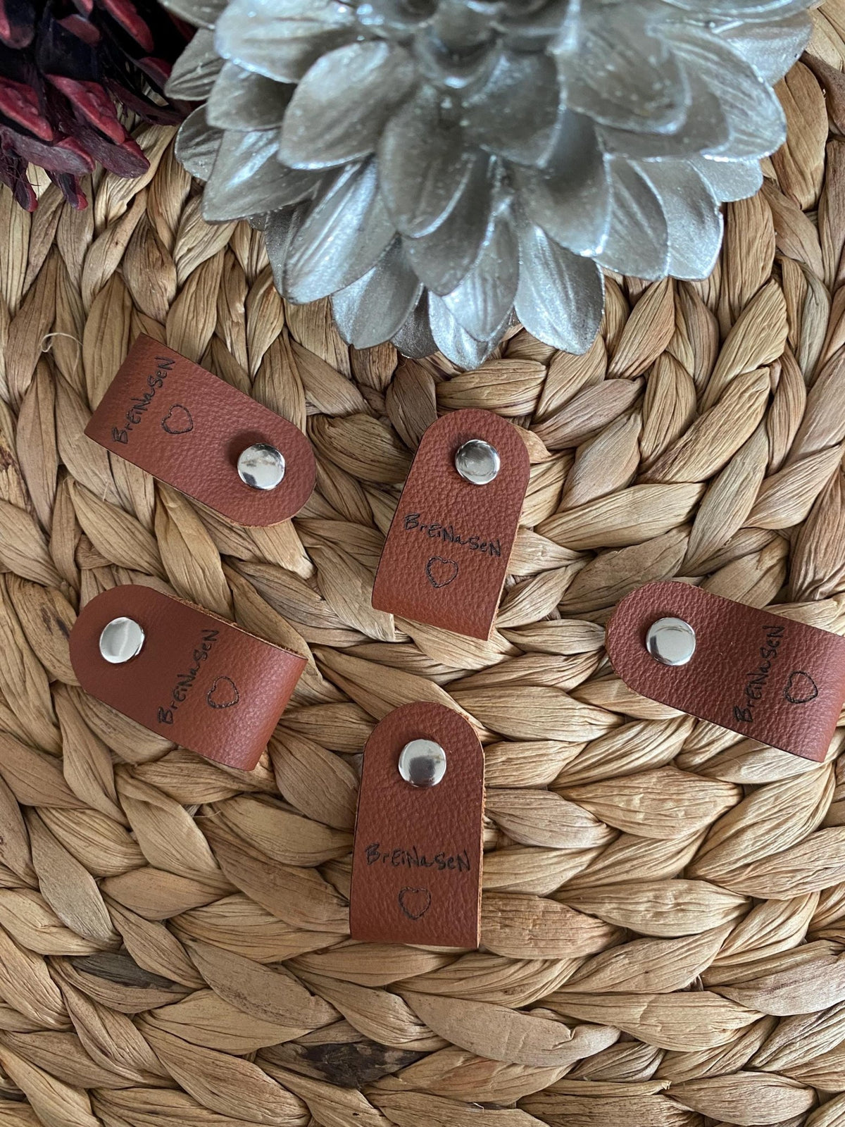 Leder Anhänger mit deinem Bild oder Text / Echtleder Etiketten für Handarbeiten / Wiederverwendbar / Handmade DIY Projekte Geschenkidee Oma - Mein Schusterhof