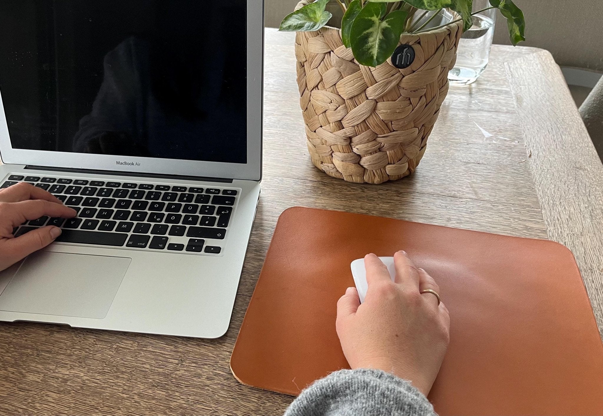 Mauspad - Robust, Elegant & Nachhaltig - reines Sattlerleder - Stilvolles Geschenk für Büro + Arbeitsplatz - Remote - Selbstständigkeit - Mein Schusterhof