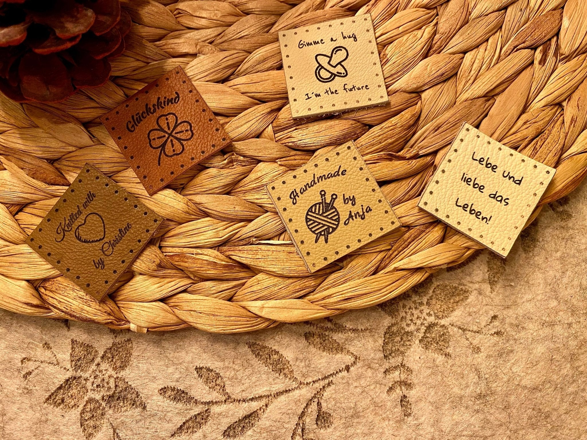 Personalisierte Anhänger mit Bild aus Echtleder / Upcycling / Etiketten zum Aufnähen für Handgemachtes, Geschenke, Kleidung und Mützen - Mein Schusterhof