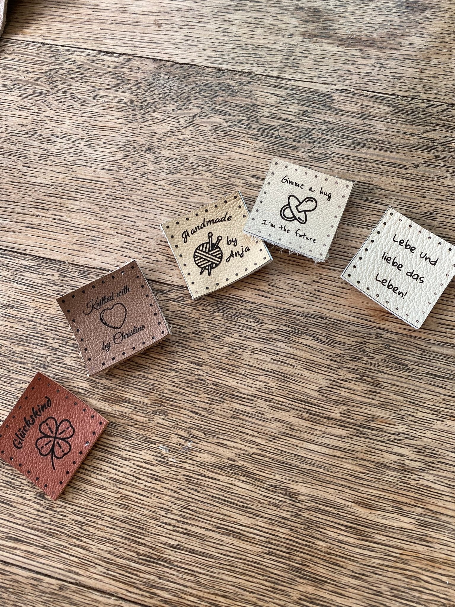 Personalisierte Anhänger mit Bild aus Echtleder / Upcycling / Etiketten zum Aufnähen für Handgemachtes, Geschenke, Kleidung und Mützen - Mein Schusterhof