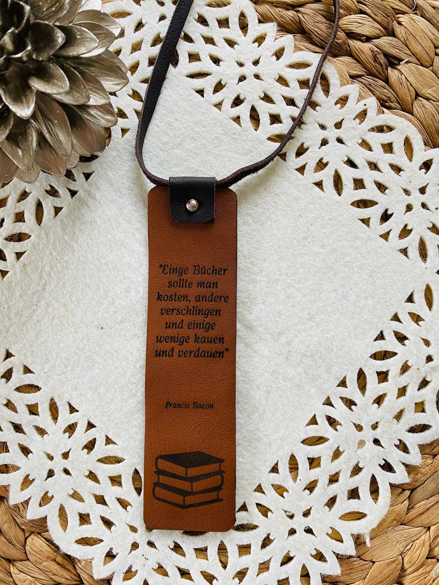 Personalisiertes Lesezeichen aus robustem Nappaleder // mit eigenem Bild und Text gestaltbar // Jahrestag // Buchlesegeschenk // Bücherwurm - Mein Schusterhof