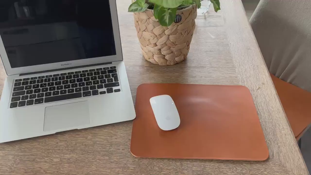 Mauspad - Robust, Elegant  & Nachhaltig - reines Sattlerleder - Stilvolles Geschenk für Büro + Arbeitsplatz - Remote - Selbstständigkeit