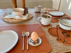 Schlicht & Elegant - robustes Tischset - echtes Sattlerleder - Stilvolles Geschenk für Küche + Esszimmer - 100% Rindsleder - Handgemacht - Mein Schusterhof