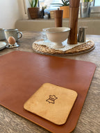Schlicht & Elegant - robustes Tischset - echtes Sattlerleder - Stilvolles Geschenk für Küche + Esszimmer - 100% Rindsleder - Handgemacht - Mein Schusterhof