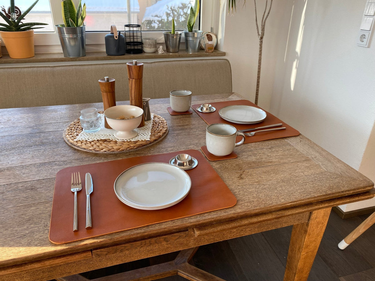 Schlicht & Elegant - robustes Tischset - echtes Sattlerleder - Stilvolles Geschenk für Küche + Esszimmer - 100% Rindsleder - Handgemacht - Mein Schusterhof