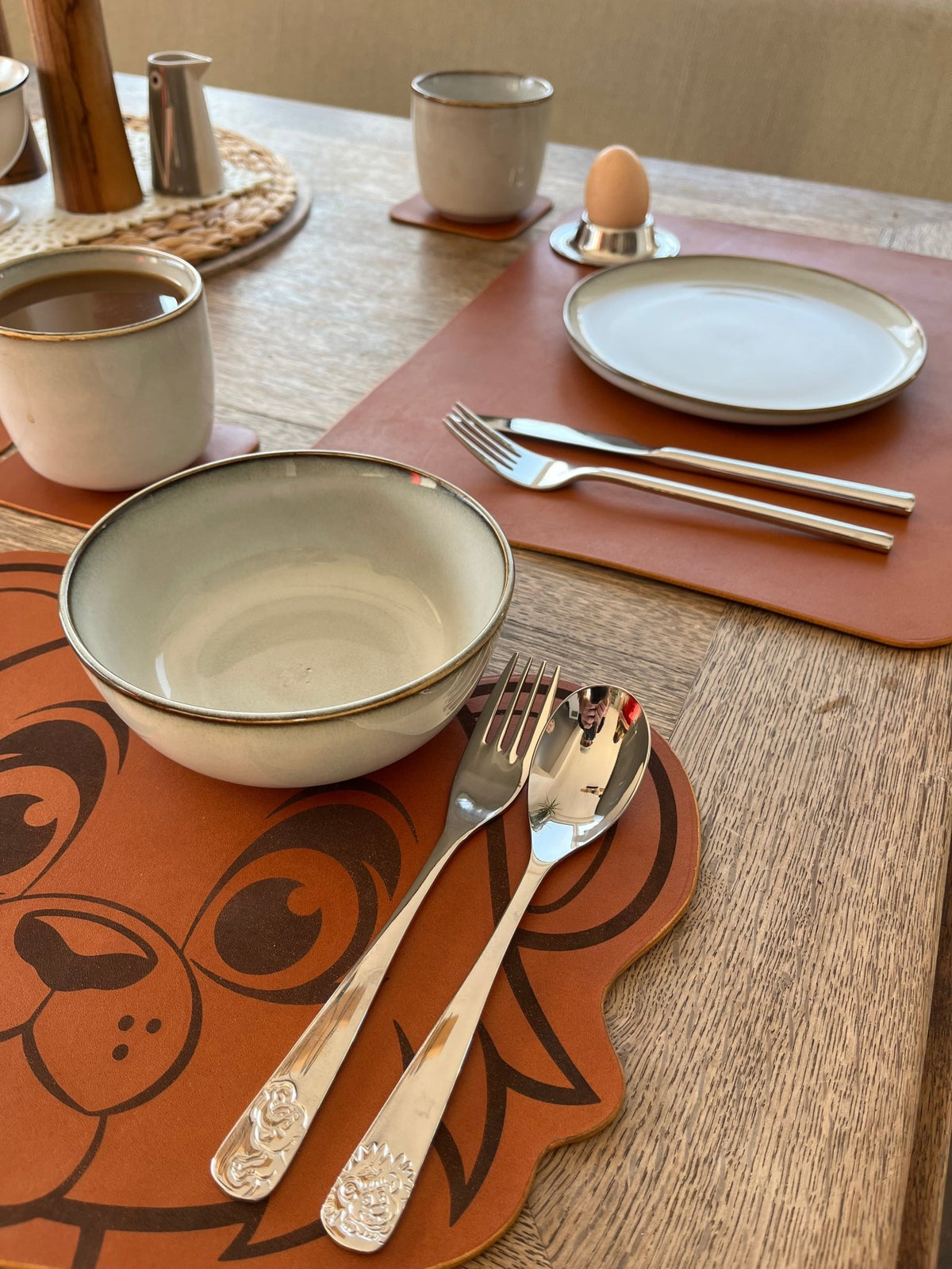 Schlicht & Elegant - robustes Tischset - echtes Sattlerleder - Stilvolles Geschenk für Küche + Esszimmer - 100% Rindsleder - Handgemacht - Mein Schusterhof