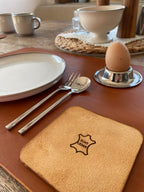 Schlicht & Elegant - robustes Tischset - echtes Sattlerleder - Stilvolles Geschenk für Küche + Esszimmer - 100% Rindsleder - Handgemacht - Mein Schusterhof