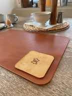 Schlicht & Elegant - robustes Tischset - echtes Sattlerleder - Stilvolles Geschenk für Küche + Esszimmer - 100% Rindsleder - Handgemacht - Mein Schusterhof