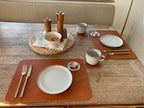 Schlicht & Elegant - robustes Tischset - echtes Sattlerleder - Stilvolles Geschenk für Küche + Esszimmer - 100% Rindsleder - Handgemacht - Mein Schusterhof