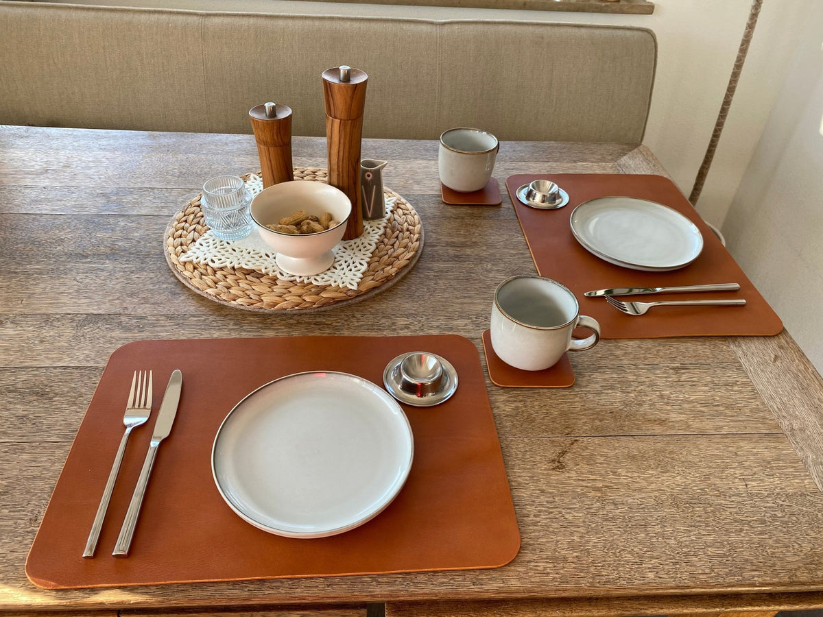 Schlicht & Elegant - robustes Tischset - echtes Sattlerleder - Stilvolles Geschenk für Küche + Esszimmer - 100% Rindsleder - Handgemacht - Mein Schusterhof
