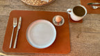 Schlicht & Elegant - robustes Tischset - echtes Sattlerleder - Stilvolles Geschenk für Küche + Esszimmer - 100% Rindsleder - Handgemacht - Mein Schusterhof