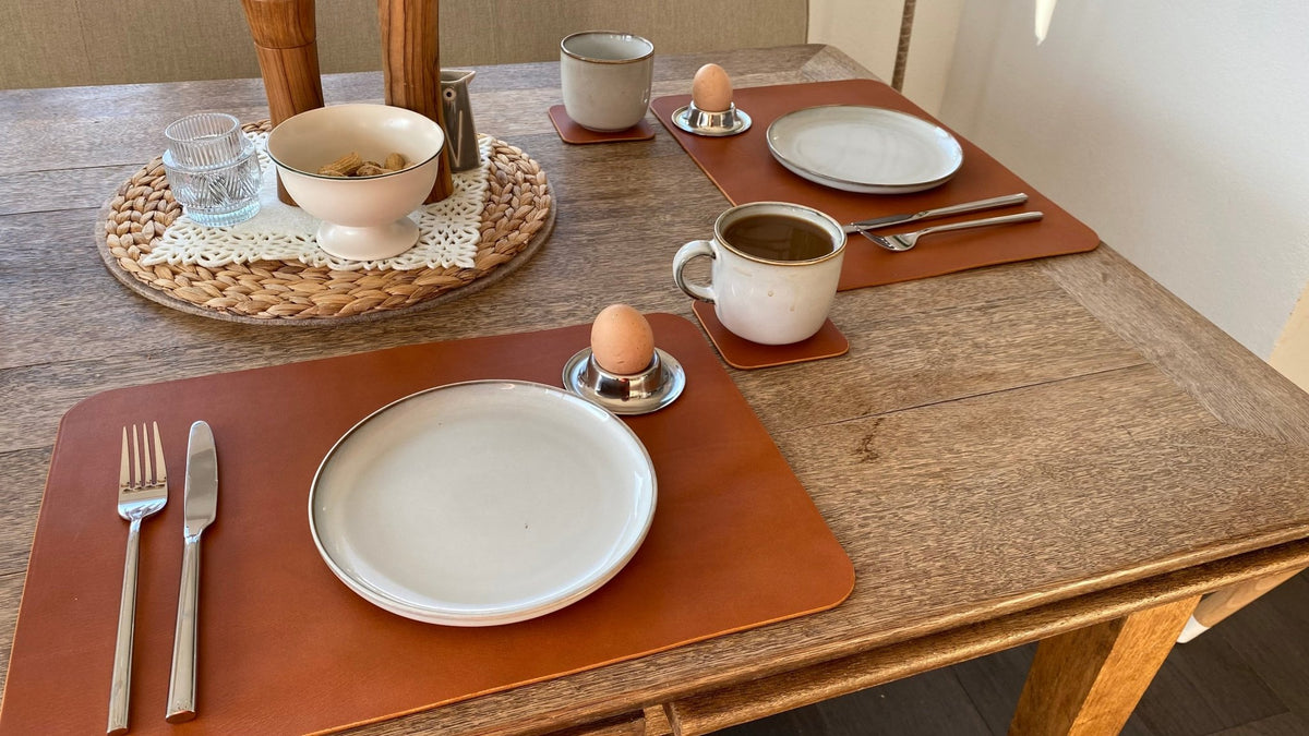 Schlicht & Elegant - robustes Tischset - echtes Sattlerleder - Stilvolles Geschenk für Küche + Esszimmer - 100% Rindsleder - Handgemacht - Mein Schusterhof
