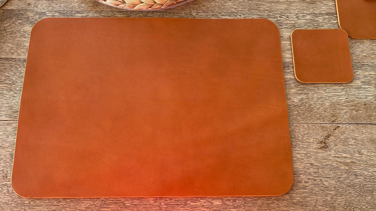 Schlicht & Elegant - robustes Tischset - echtes Sattlerleder - Stilvolles Geschenk für Küche + Esszimmer - 100% Rindsleder - Handgemacht - Mein Schusterhof